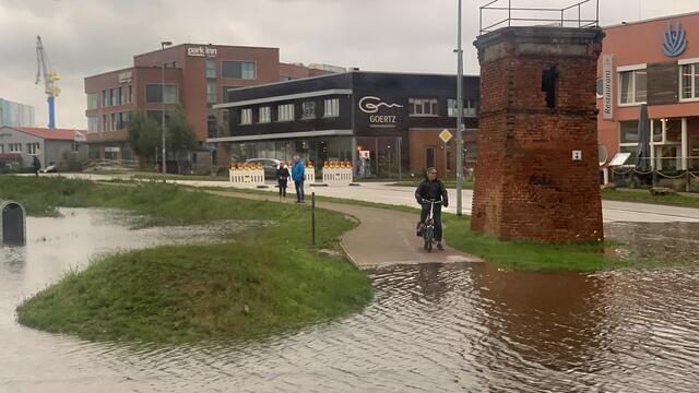 Ob das Wasser bis zu sieben Meter ansteigt, wird sich in den nächsten Stunden zeigen. Foto: Helmut Kuzina