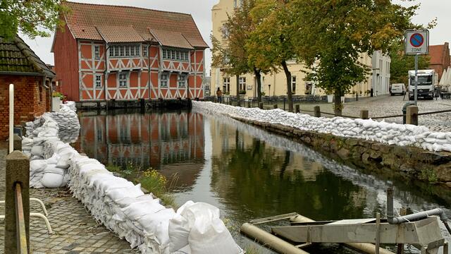 Die Sandsackreihe an der Runden Grube wurde erhöht. Im Hintergrund ist das zweigeschossige Fachwerkhaus „Altes Gewölbe“ zu sehen, das zu den ältesten Häusern der Stadt zählt. Foto: Helmut Kuzina