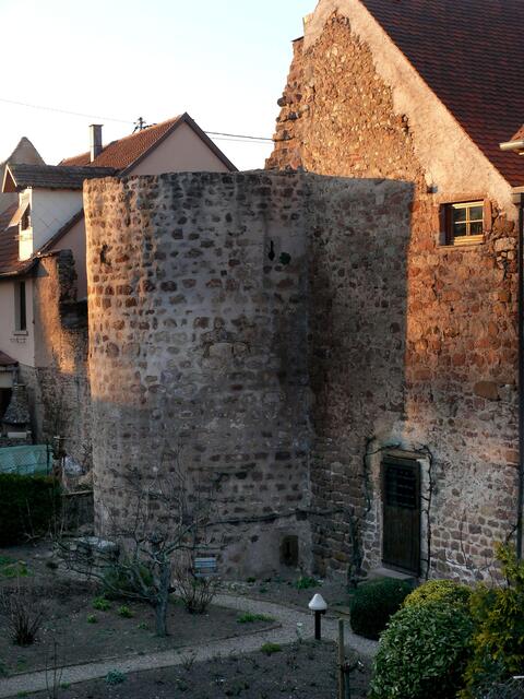 Auch dies der Rest eines Wehrturmes der Stadtmauer.