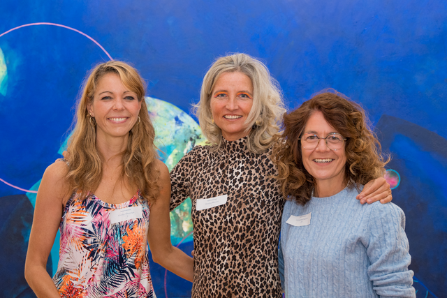 Dschungelnacht in der Archivgalerie Friedberg - Im Bild v.l.: Kirsten Meisinger (CHARISMARCOM), Künstlerin Monika Mendat und Augsburgs Stadträtin Mäggi Heinrich | Foto: FSeventfoto