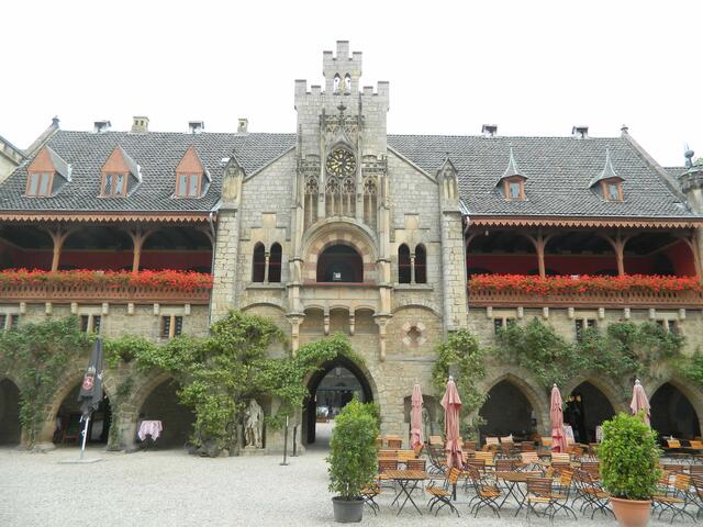 1857 beauftragte König Georg V. den Baumeister Conrad Wilhelm Hase mit dem Bau. Das Schloss war ein Geschenk von König Georg V. an seine Frau Marie. Durch die Annexion des Königreiches durch Preußen 1866 floh die Königsfamilie letztendlich 1887 nach Österreich in das Exil.