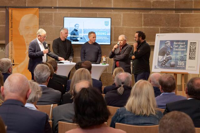 Jörg Jakob, Chefredakteur des "kicker", moderierte eine Gesprächsrunde mit Andreas Ahrens, Gestalter der Sonderbriefmarke, Radiomoderator Achim Bogdahn, Ekkehard Lentz, der seit mehr als 30 Jahren als langjähriger Pressesprecher von Trautmanns Heimatklub Tura Bremen das Andenken an den Weltklassetorhüter aus Bremen wach hält, und dem  Journalisten Mirco Robus (Talk im Thüringer Wald), der die Trautmann-Ausstellung von Tura Bremen außerhalb der Hansestadt betreut (von links). | Foto: Karl-Friedrich Hohl, Stadt Nürnberg