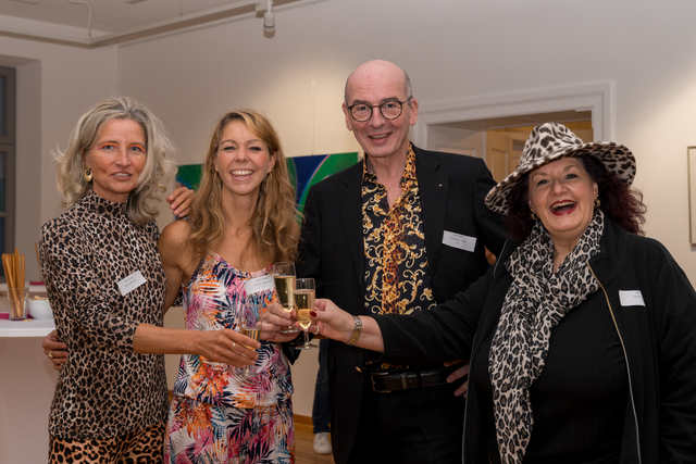 Dschungelnacht in der Archivgalerie Friedberg - Monika Mendat  präsentiert ihre Jungle-Edition in Zusammenarbeit mit CHARISMARCOM.  Im Bild v.l.: Monika Mendat, Kirsten Meisinger, Dr. Bertram Rapp und myheimat Reporterin Sabina Scherer | Foto: FSeventfoto