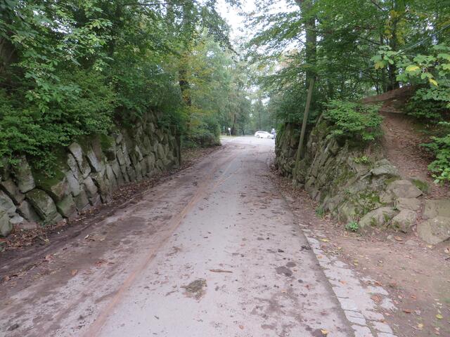 Der Wall vor dem Parkplatz