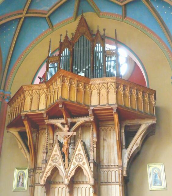 Die große Westempore mit Orgel