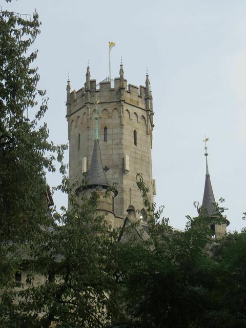 Man hat aber mehrfach die Möglichkeit den Hauptturm aus verschiedenen Perspektiven zu sehen.