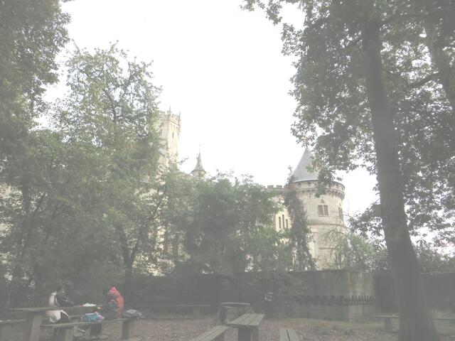 Es gibt vor dem Schloss Sitzgelegenheiten, wo man sich selber verköstigen kann.