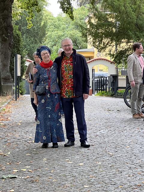 Dr. Christa Blank, Ehrenmitglied des Rotary Club Marburg und Dr. Kurt Wengeneroth, ebenfalls RC Marburg sind die "Seelen" der Malawi Projekte. Was passt zu dem Anlaß dieses Jubiläums besser als die entsprechende Bekleidung! | Foto: Foto: Dr. Christa Blank