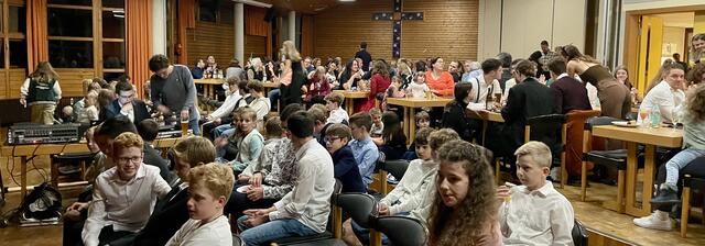 Voller Pfarrsaal