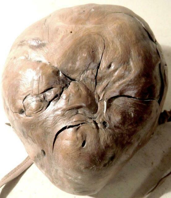 Oft sind Naturformen, an denen man gar nichts mehr macht, aber viel grauslicher als naturalistische geschnitzte Larven. Weniger ist oft mehr.