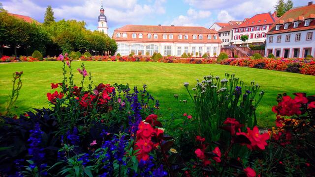 Blumenpracht im Lustgarten und Blick auf die Orangerie | Foto: Shima Mahi