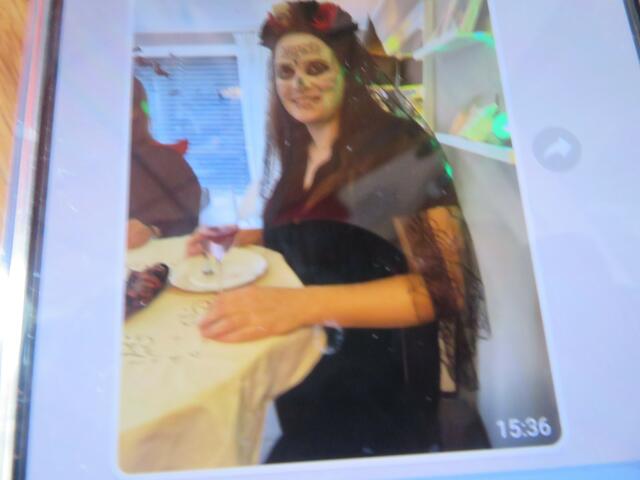 Sie trinkt erst ein Glas Blut