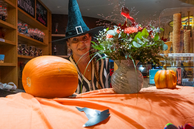 Eiscafé Tutti Frutti Friedberg/Bayern - Mit einer Halloween-Party ght's in die Winterpause bis 1. März 2024 - Chefin Elisabeth Schück sagt "Danke!" | Foto: Fseventfoto
