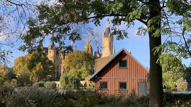 Ausblick vom Franzosenweg auf die Schlossinsel. Foto: Helmut Kuzina