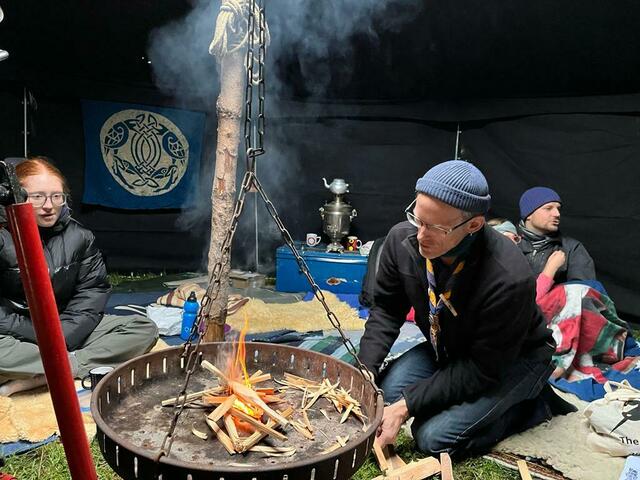 Sobald das Feuer brennt, wird es warm.