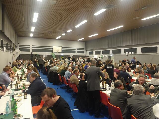 Volles Haus beim Wurstessen satt des Schweine-Preis-Schießen 2023 in Gümmer | Foto: Schützenverein Gümmer