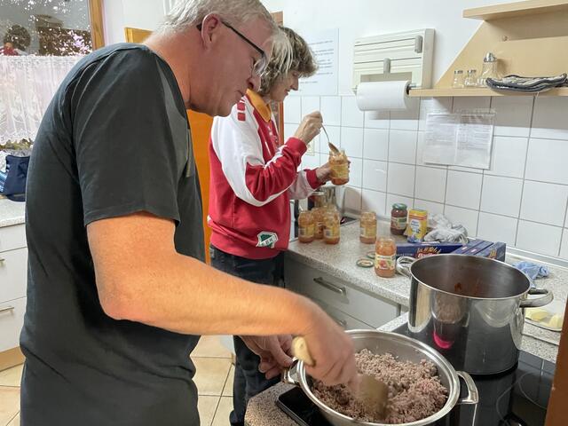 Oli und Sabine beim Spaghettikochen. | Foto: Eigenes Bild
