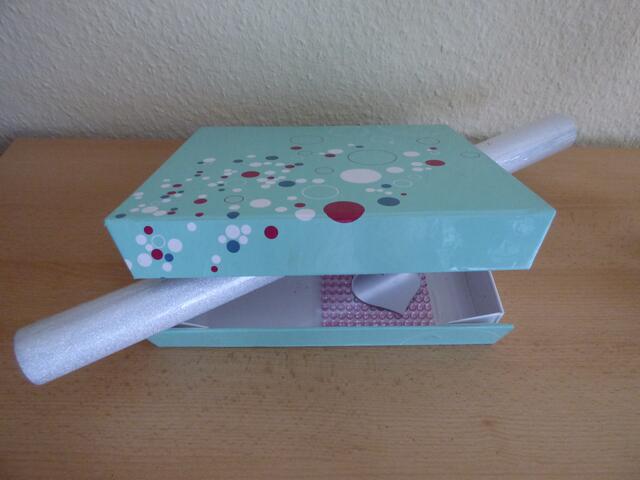 Die Box war eine Geschenkbox mit Seife und - ich glaube - Parfüm drin. Aber im Grunde kann eigentlich jede Box verwendet werden.