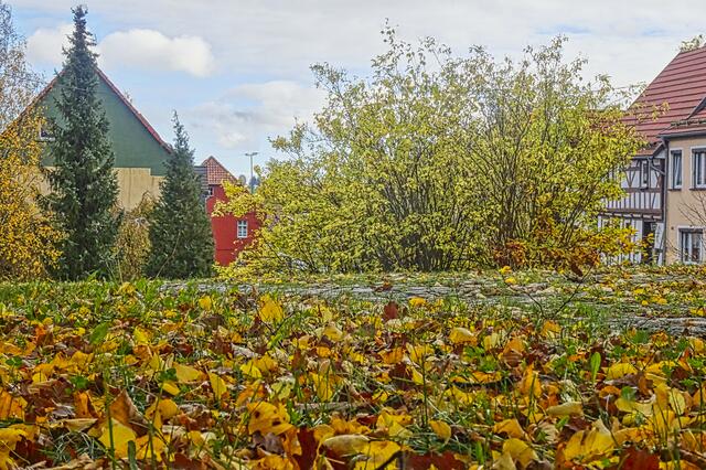 der herbstliche Kirchplatz von Breitungen