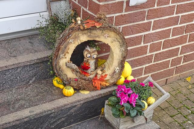 herbstlich geschmückter Eingang in Breitenstein