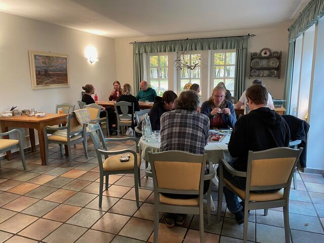 Spielen im kleinen Wintergarten