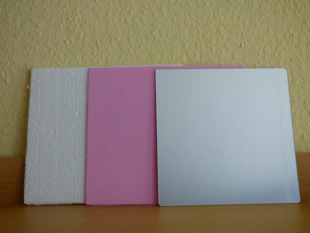 Zurechtgeschnittene Platten an Styropor und Moosgummi ( natürlich in rosa!!!! 😉😉😉😉😉 ) und die Spiegelfliese ( hat noch Schutzfolie drauf ).