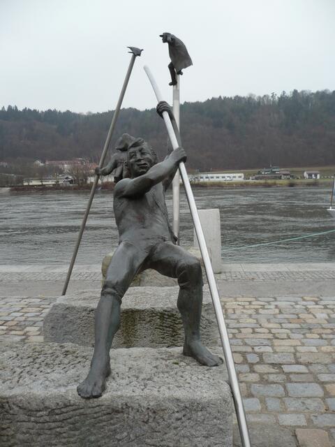 An der Donaulände in Vilshofen befindet sich das Kunstwerk "Zeitbogen" des Friedberger Künstlers Wolfgang Auer.