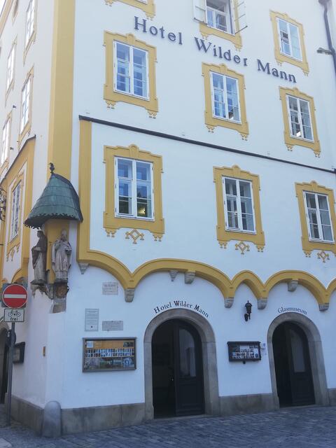 Hotel Wilder Mann hieß einst Gasthaus zum Goldenen Greifen. Hier wurden die Schulden Friedbergs an den Markt Hals zurückbezahlt.