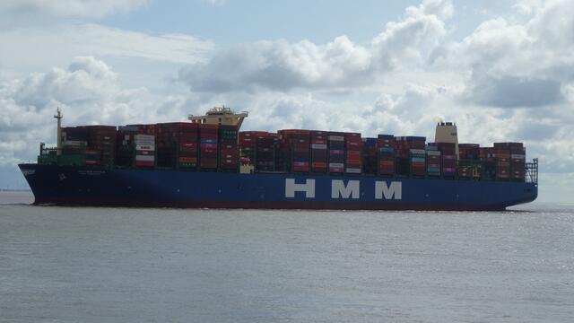 Containerschiff HMM Hamburg: Rückreise vom Erstanlauf in Hamburg CS HMM ...
