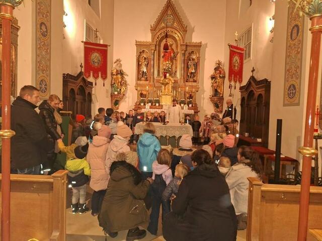 BEIM VATERUNSER FANDEN SICH DIE KINDER UM DEN ALTAR EIN | Foto: BETTINA STIEF