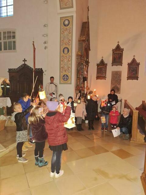 EIN TEIL DER ZELLER KINDER BEIM EINZUG IN DIE KIRCHE MIT PFARRER TOBIAS SEYFRIED  | Foto: BETTINA STIEF