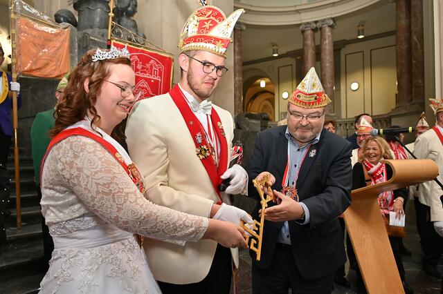 Bürgermeister Thomas Hermann übergibt den Stadtschlüssel an das Prinzenpaar Niklas I. und Gina I.