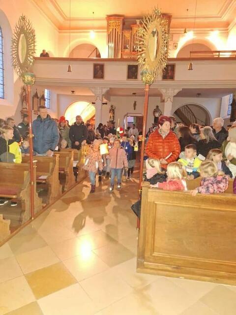 DER EINZUG IN DIE KIRCHE MIT PFARRER TOBIAS SEYFRIED | Foto: BETTINA STIEF