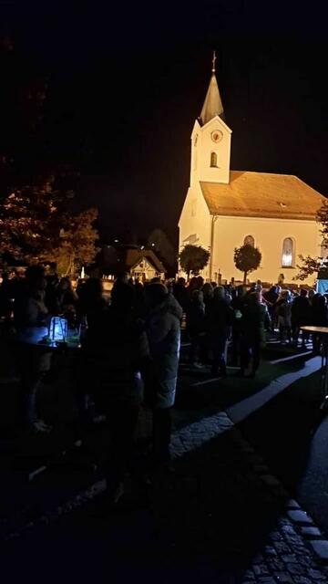 RUND 200 BESUCHER GENOSSEN DAS GEMÜTLICHE BEISAMMENSEIN BEI GLÜHWEIN UND BRATWÜRSTEN  | Foto: BETTINA STIEF