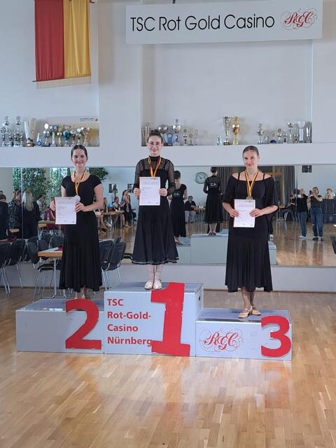 Rosalie Peterneck ,15 Jahre: Deutsche Meisterin Solotanz Langsamer Walzer + Tango in der Jugend