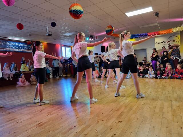 Show der Teens beim Kinderfasching im Februar