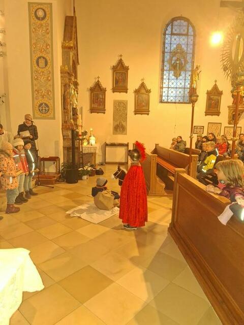 DIE ERST- UND ZWEITKLÄSSLER BEIM MARTINSSPIEL IN DER KIRCHE | Foto: BETTINA STIEF