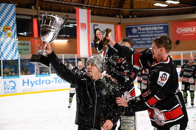 Coach Bobby Linke wurde standesgemäß mit Bier geduscht. | Foto: Dietmar Ziegler