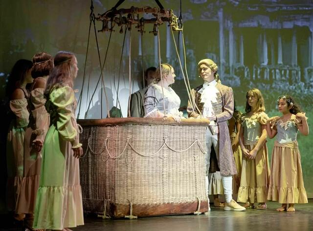 Ein echter Ballonkorb diente beim Ballonmusical "Lebe deinen Traum" als Bühnenkulisse. | Foto: Darya Faletssky