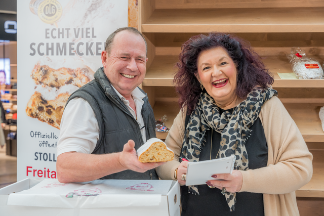 Stollenprüfung 2023 in der City-Galerie Augsburg - Vorstand Peter Mück von der Augsburger Bäcker-Innung  mit myheimat-Reporterin Sabina Scherer | Foto: FSeventfoto