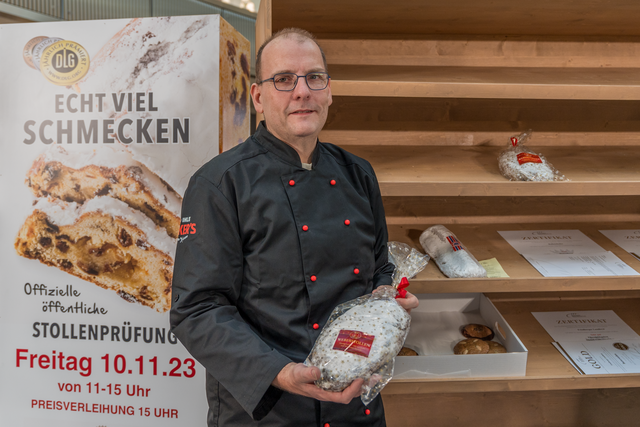 Stollenprüfung 2023 in der City-Galerie Augsburg - Der "Weberstollen" der Landbäckerei Ihle, präsentiert von Herbert Steger, wurde mit dem Prädikat "gut" ausgezeichnet | Foto: FSeventfoto