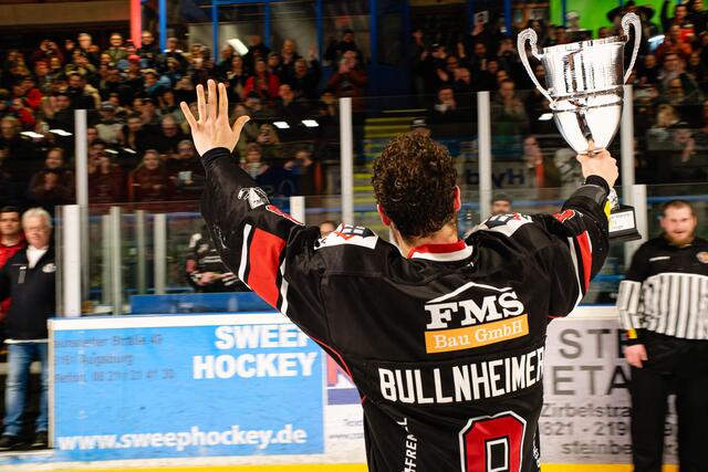 Tim Bullnheimer feiert mit den Fans die bayerische Meisterschaft. | Foto: Dietmar Ziegler