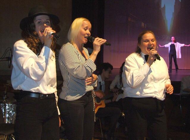 Das Vokaltrio Cloudberries beim Jahreskonzert in der ausverkauften Gersthofer Stadthalle. | Foto: Siegfried P. Rupprecht