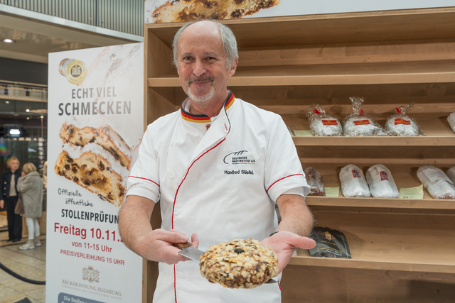Stollenprüfung 2023 in der City-Galerie Augsburg hat  Prüfer Manfred Stiefel vom Deutschen Brotinstitut e.V | Foto: FSeventfoto
