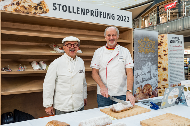 Stollenprüfung 2023 in der City-Galerie Augsburg - Im Bild Hansjörg Knoll vom Friedberger Landbrot (links) und Stollenprüfer Manfred Stiefel vom Deutschen Brotinstitut e.V. | Foto: FSeventfoto