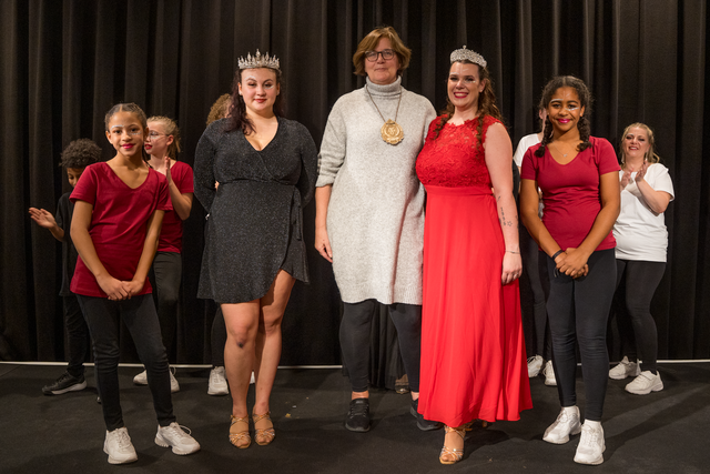 36. AWO-Kreisseniorennachmittag im Wittelsbacher Schloss Friedberg/Bayern - Der ORCC Friedberg präsentierte zum Faschingsauftakt eine Vorschau auf das aktuelle Programm der Session 2023/2024 - Ein ORCC-Orden für Claudia Motte (Bildmitte) | Foto: FSeventfoto