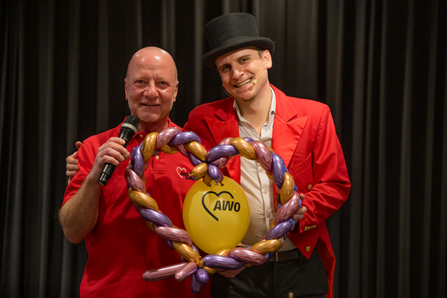 36. AWO-Kreisseniorennachmittag im Wittelsbacher Schloss Friedberg/Bayern - Zauberer "Mister Hagen" (rechts) bereitete gute Unterhaltung mit seinen Illousions- und Ballonkünsten. Michael Ackermann freut sich | Foto: FSeventfoto