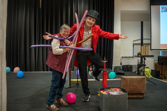 36. AWO-Kreisseniorennachmittag im Wittelsbacher Schloss Friedberg/Bayern - Zauberer "Mister Hagen" bereitete gute Unterhaltung mit seinen Illousions- und Ballonkünsten | Foto: FSeventfoto