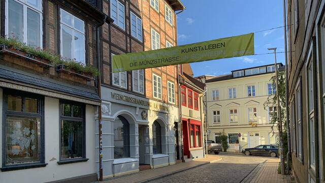 In der ganz kurzen Fischerstraße geht es vorbei an dem jahrhundertealten Weinhaus Wöhler. Foto: Helmut Kuzina