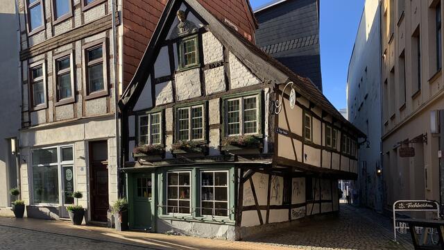 In der Buschstraße 15 befindet sich ein altes Fachwerkhaus, das so gut wie unverändert erhalten geblieben ist. Die Jahreszahl 1698 steht an dem weit auskragenden Gebäude einer Handwerkstradition. Foto: Helmut Kuzina